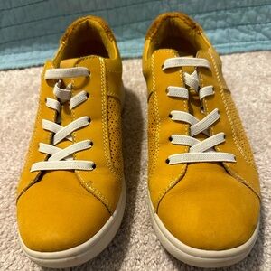 Size 8M Earth Origins "Elson" shoes